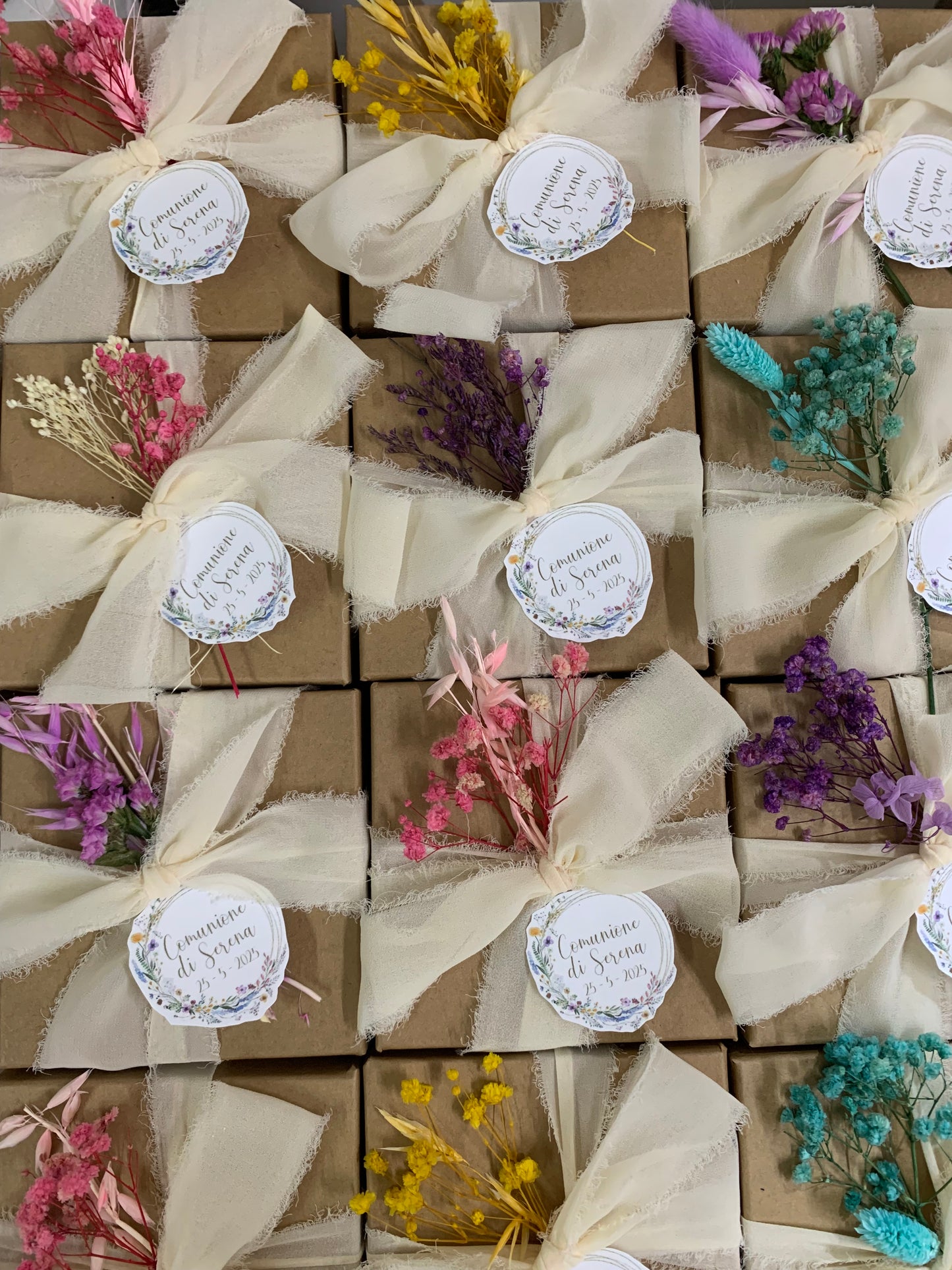 Candela in cera di soia finemente confezionata rustica con fiori secchi