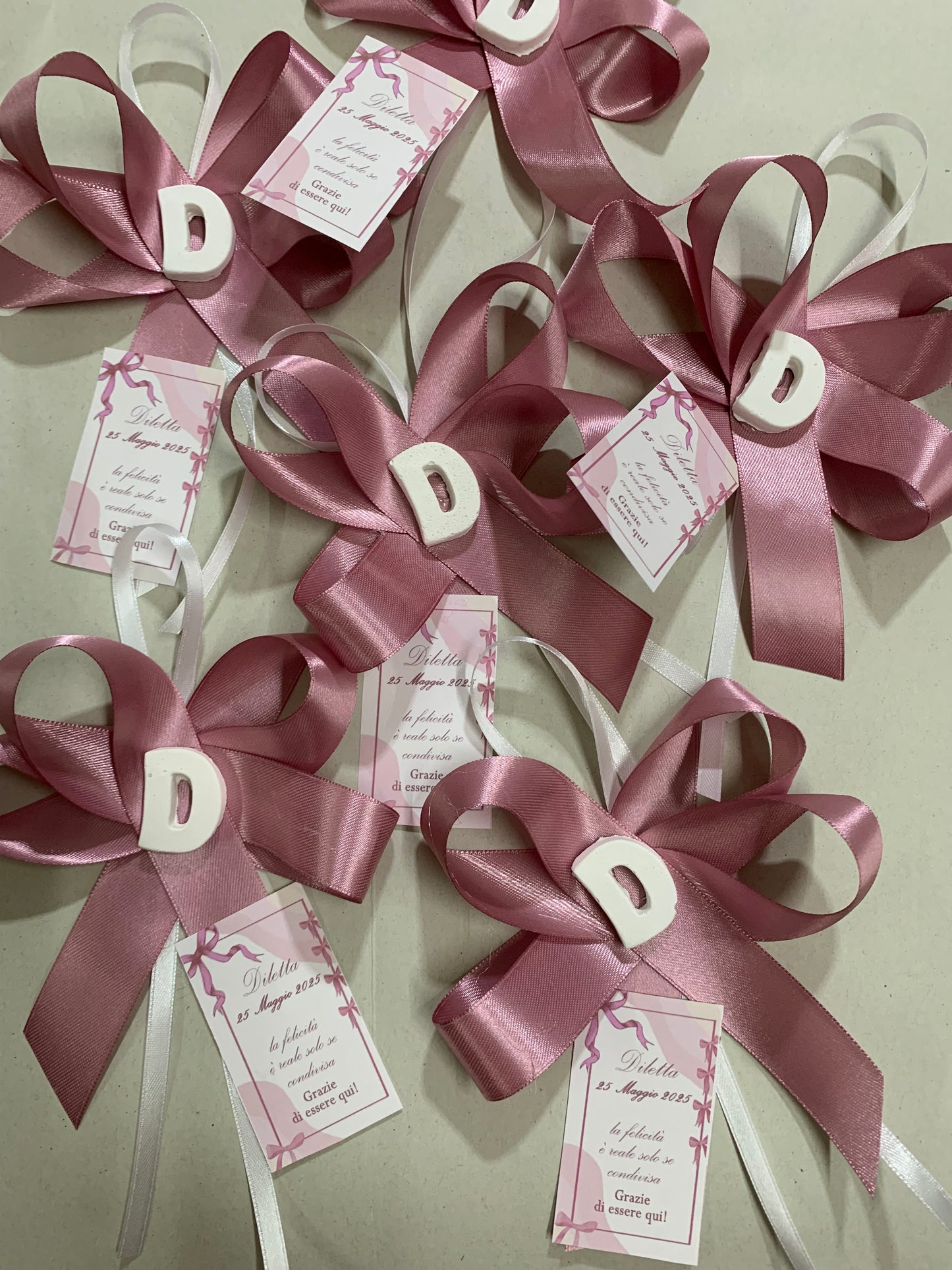 Segnaposto iniziale in gessetto con biglietto personalizzato