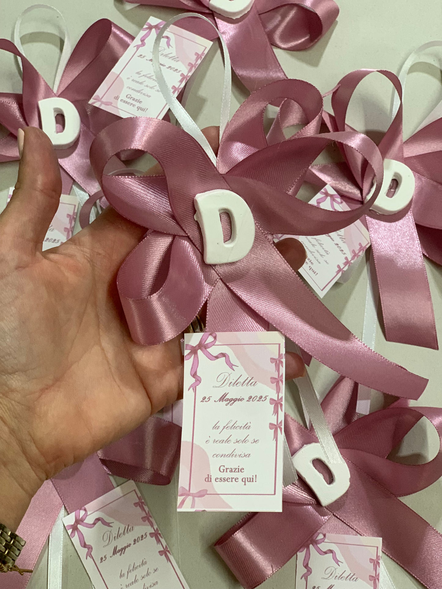 Segnaposto iniziale in gessetto con biglietto personalizzato
