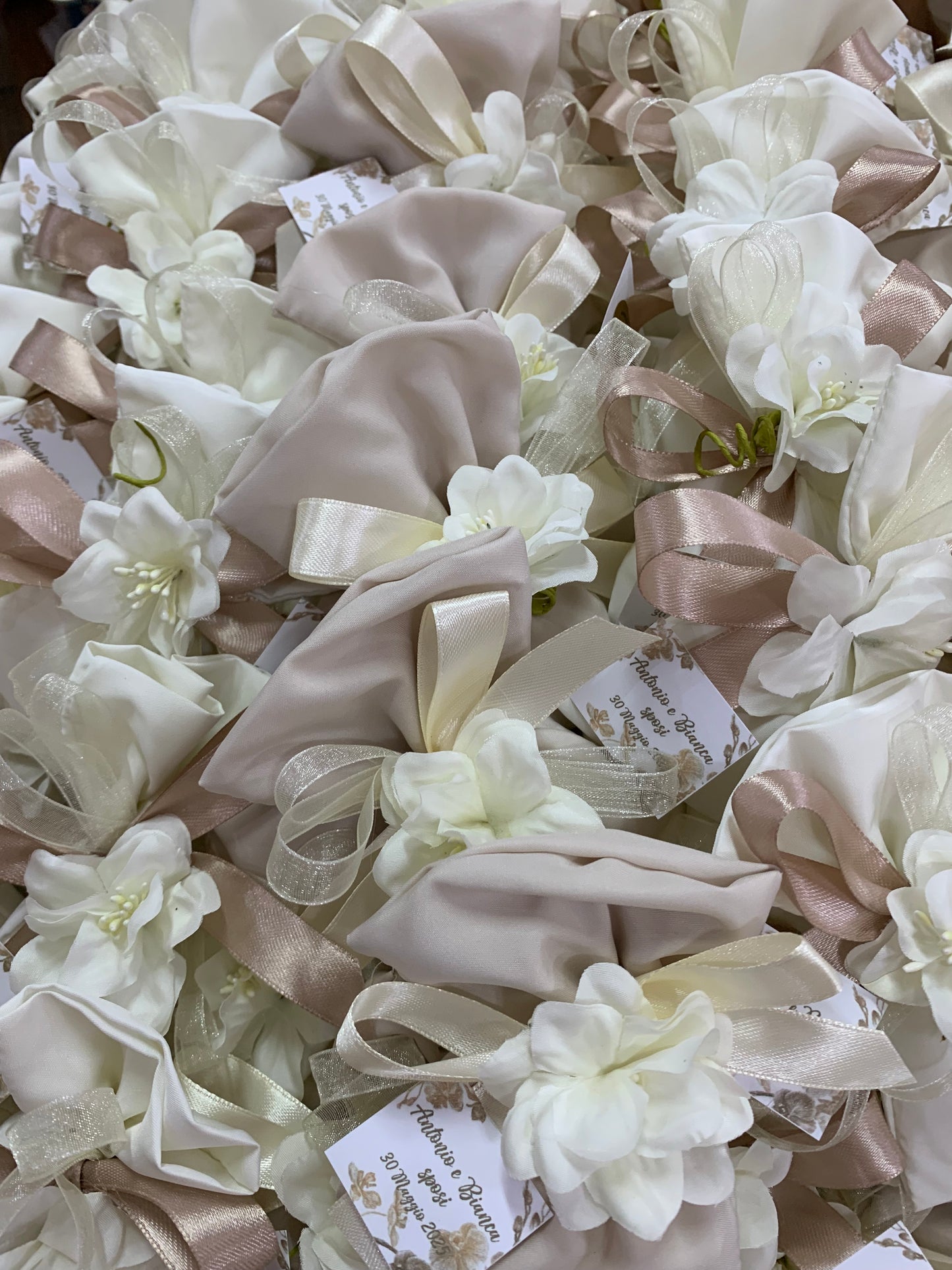Sacchetto seta semplice ed elegante confezionato con confetti