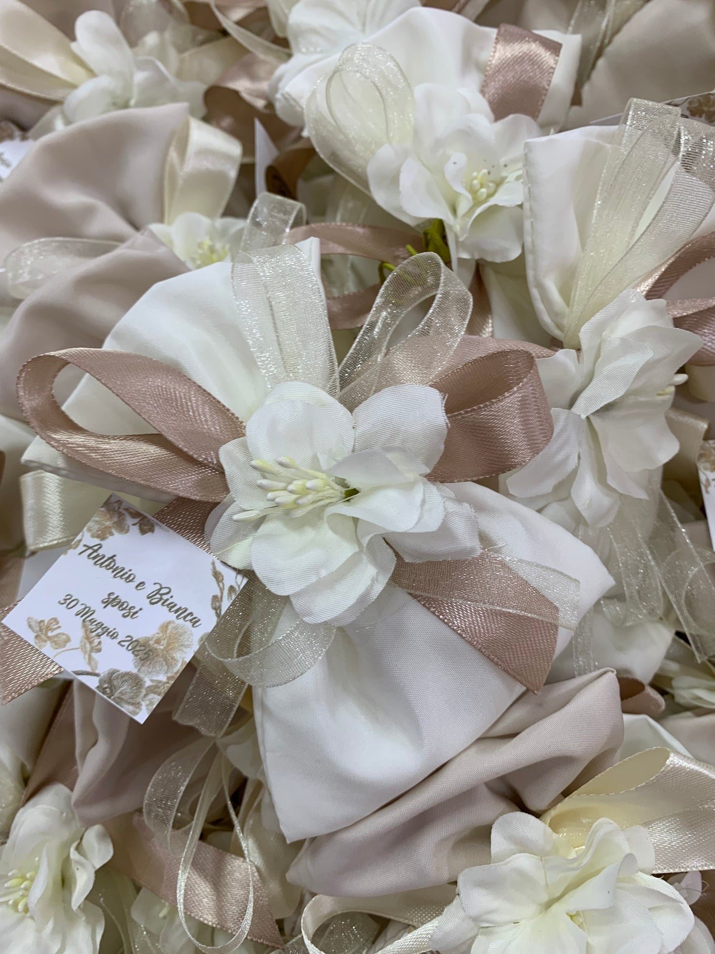 Sacchetto seta semplice ed elegante confezionato con confetti