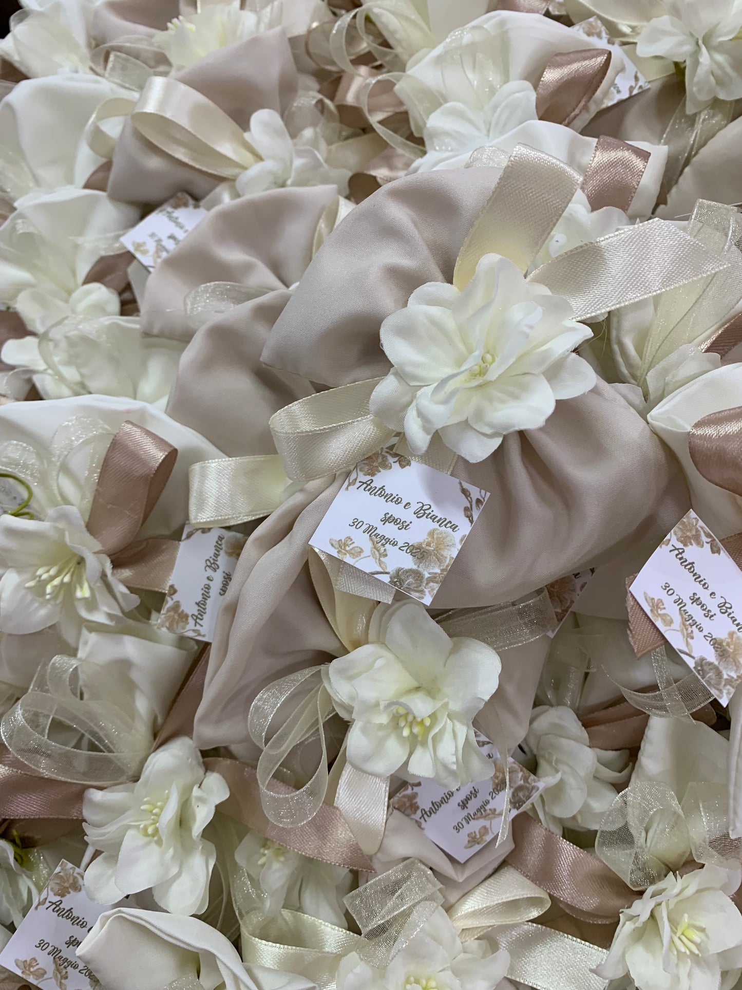 Sacchetto seta semplice ed elegante confezionato con confetti