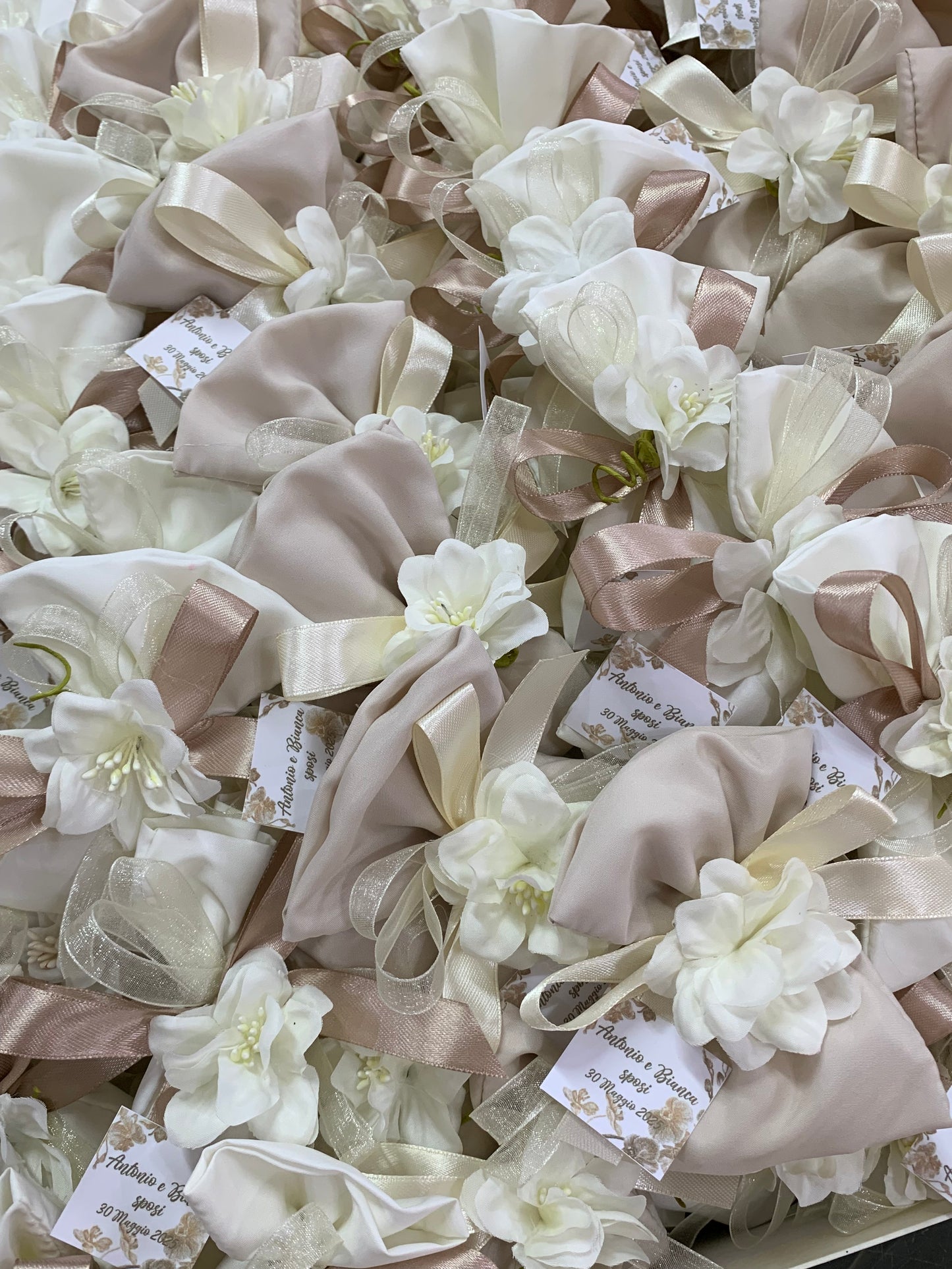 Sacchetto seta semplice ed elegante confezionato con confetti