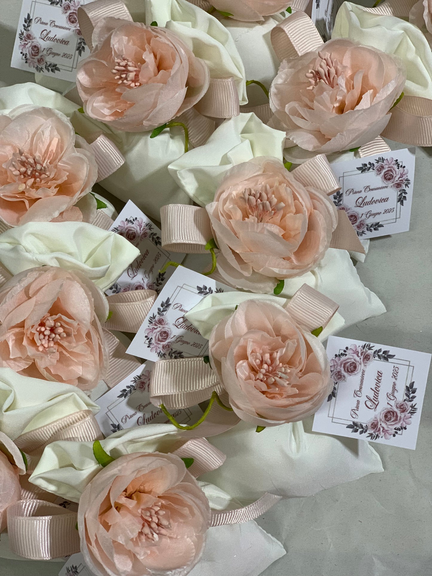 Sacchetto seta semplice ed elegante confezionato con confetti