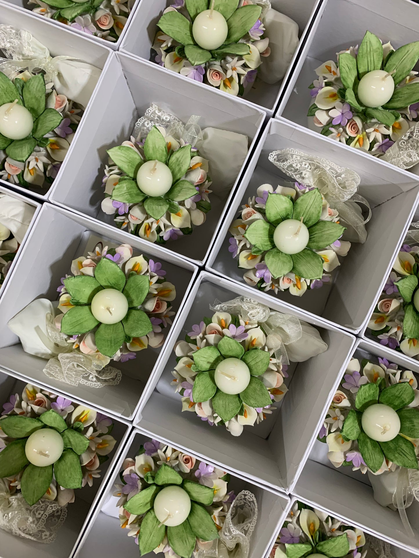 Portacandela su sfera decorata con ghirlanda di piccoli fiori