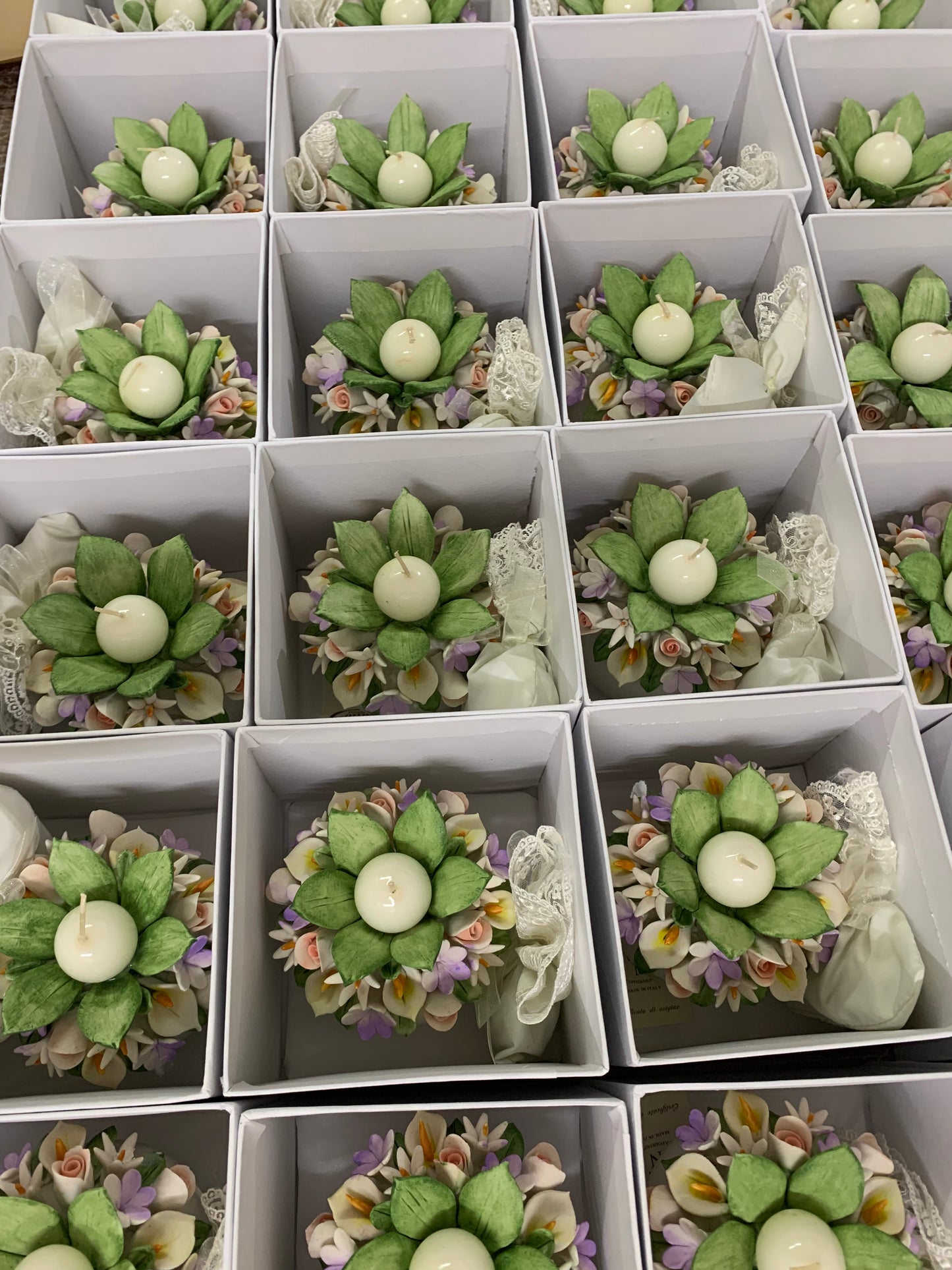 Portacandela su sfera decorata con ghirlanda di piccoli fiori