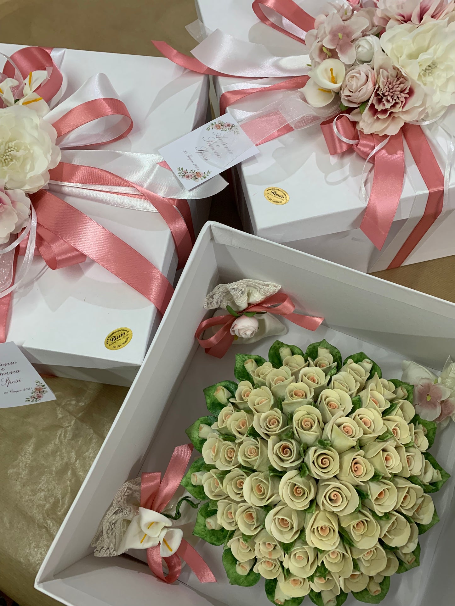 Centrotavola grande con boccioli di rose in porcellana di Capodimonte
