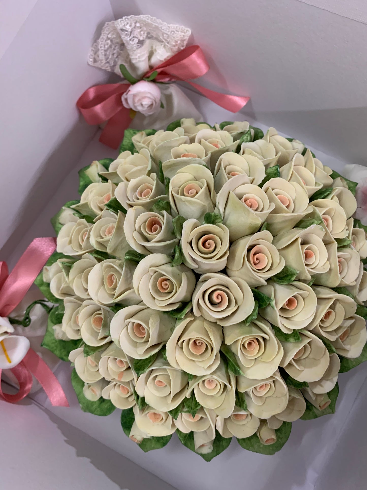 Centrotavola grande con boccioli di rose in porcellana di Capodimonte