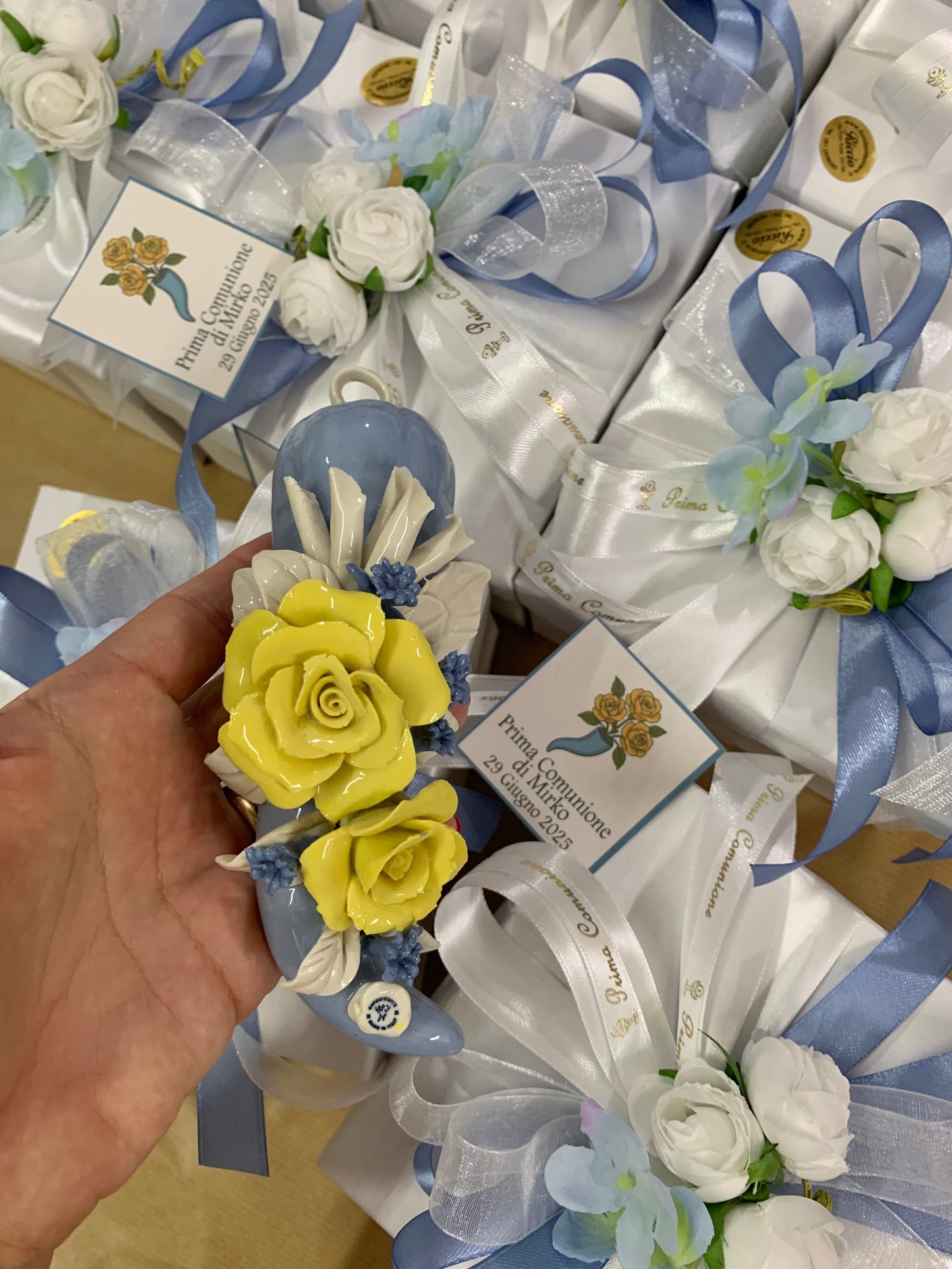 Corno con fiori in porcellana