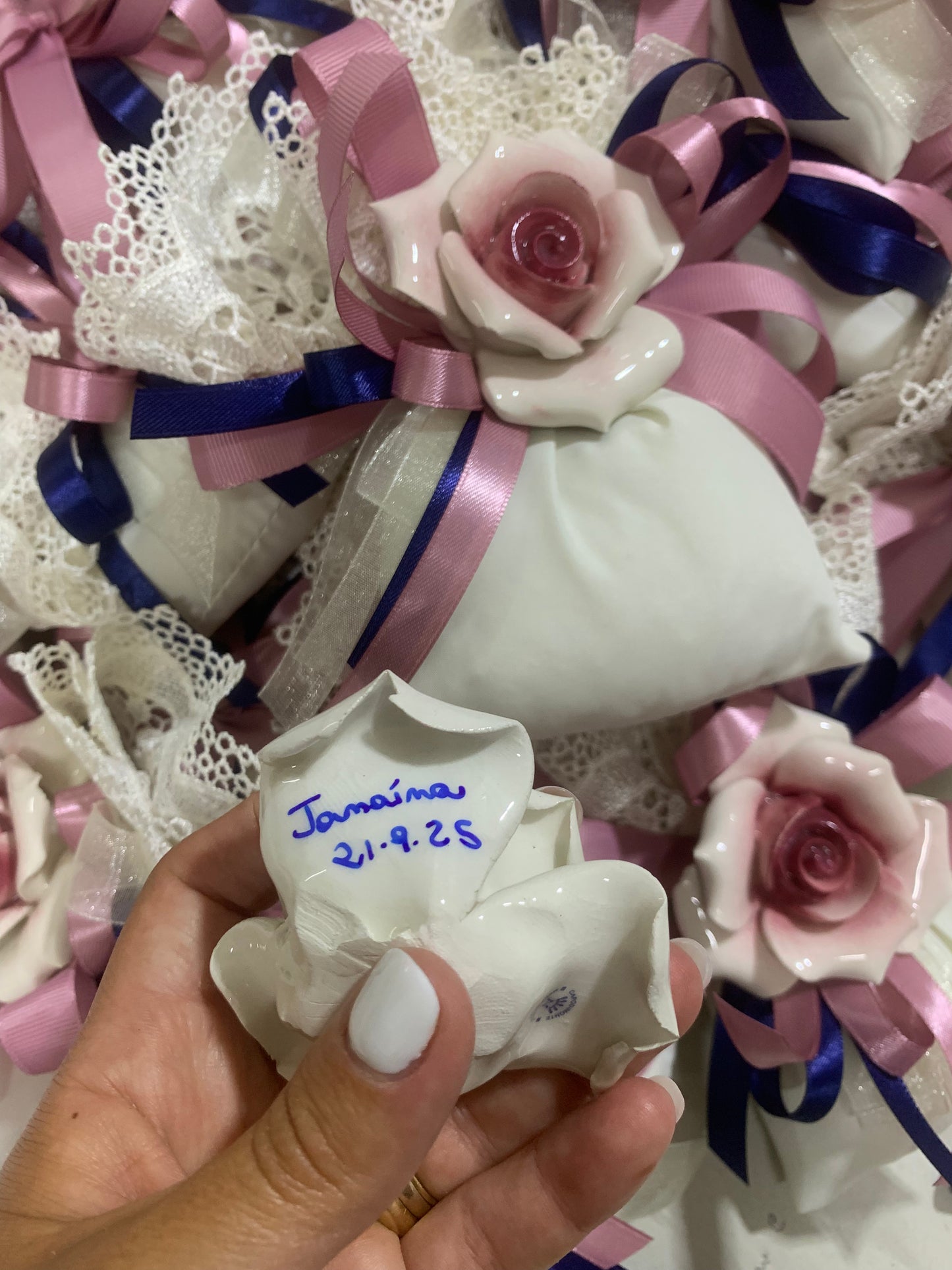 Rosa in ceramica confezionata su sacchetto in pizzo
