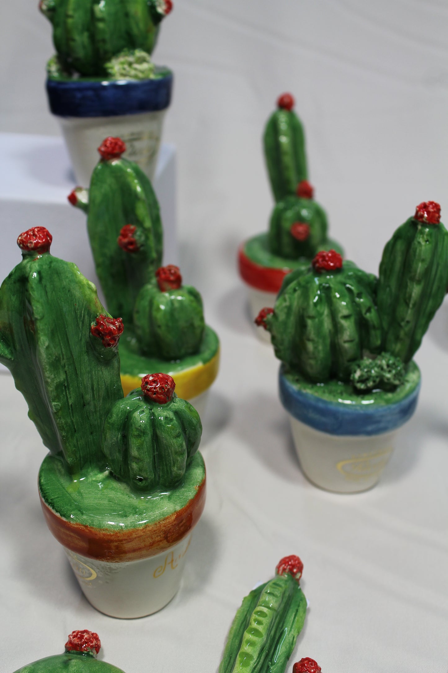 Cactus in porcellana di Capodimonte (appendini, magneti, piante)