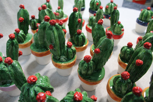 Cactus in porcellana di Capodimonte (appendini, magneti, piante)