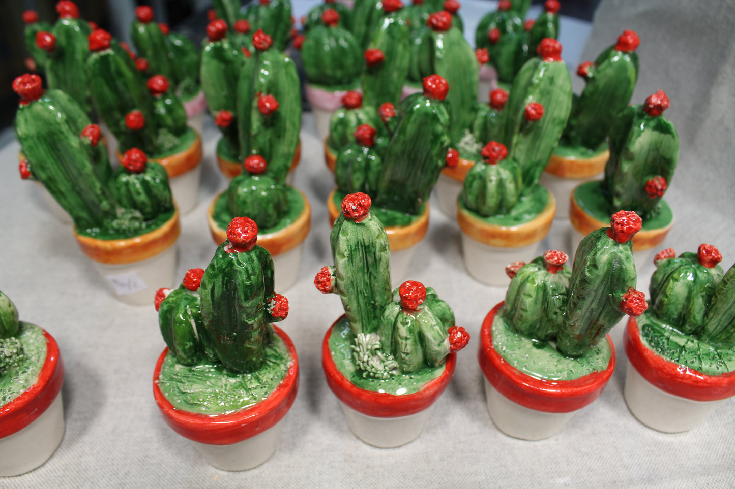 Cactus in porcellana di Capodimonte (appendini, magneti, piante)