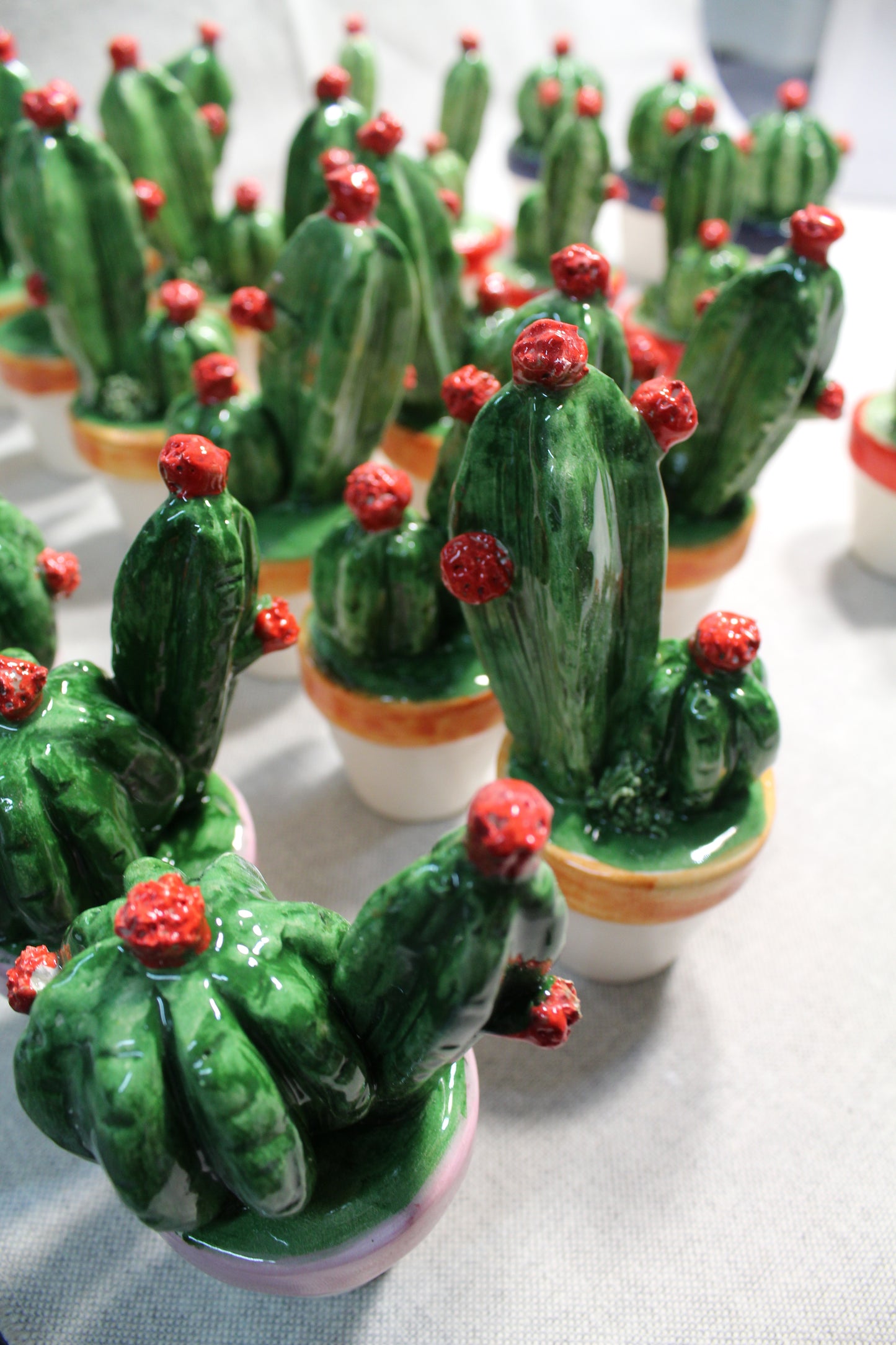 Cactus in porcellana di Capodimonte (appendini, magneti, piante)