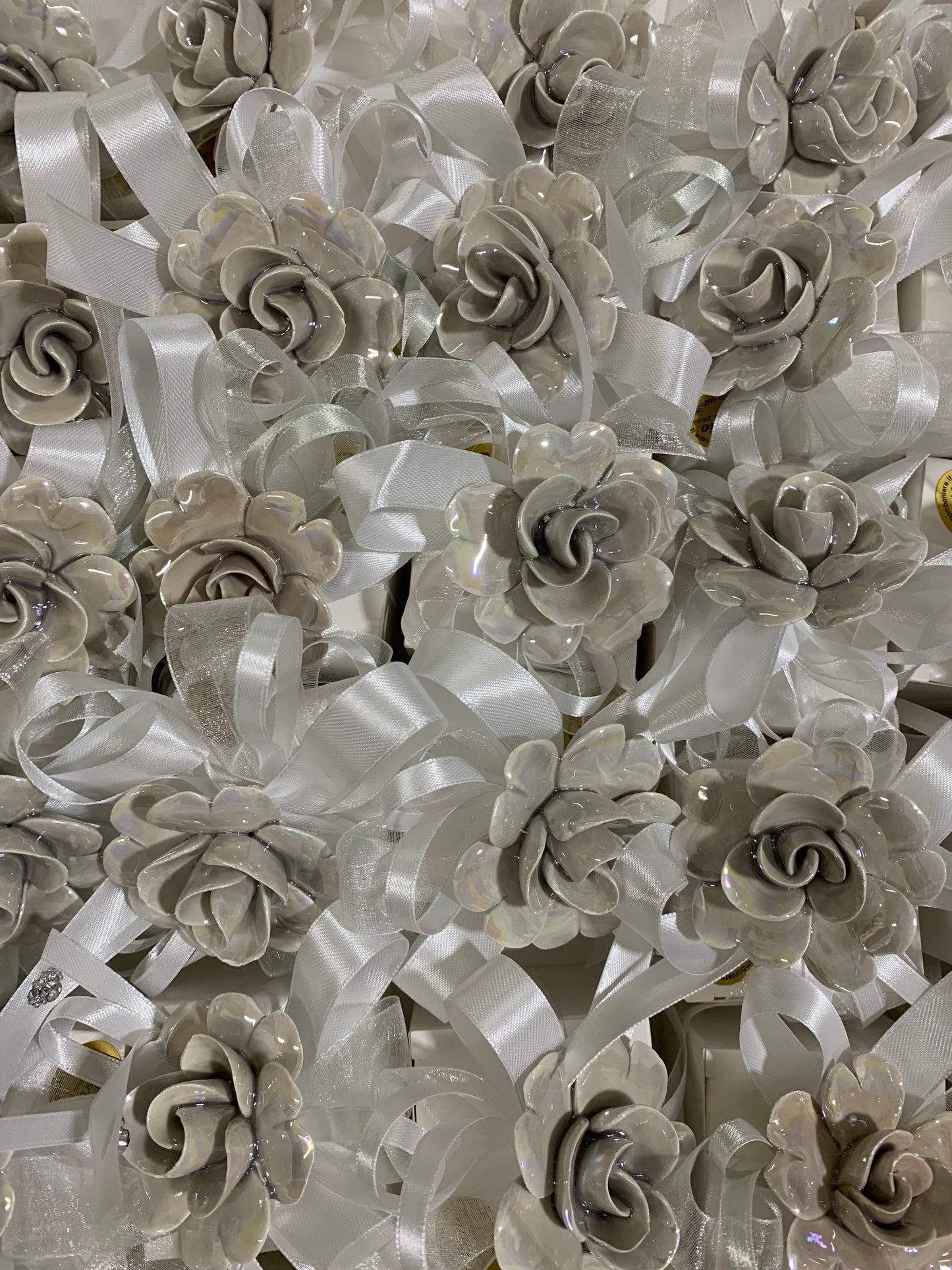 Fiore grigio madreperla confezionato su scatola portaconfetti