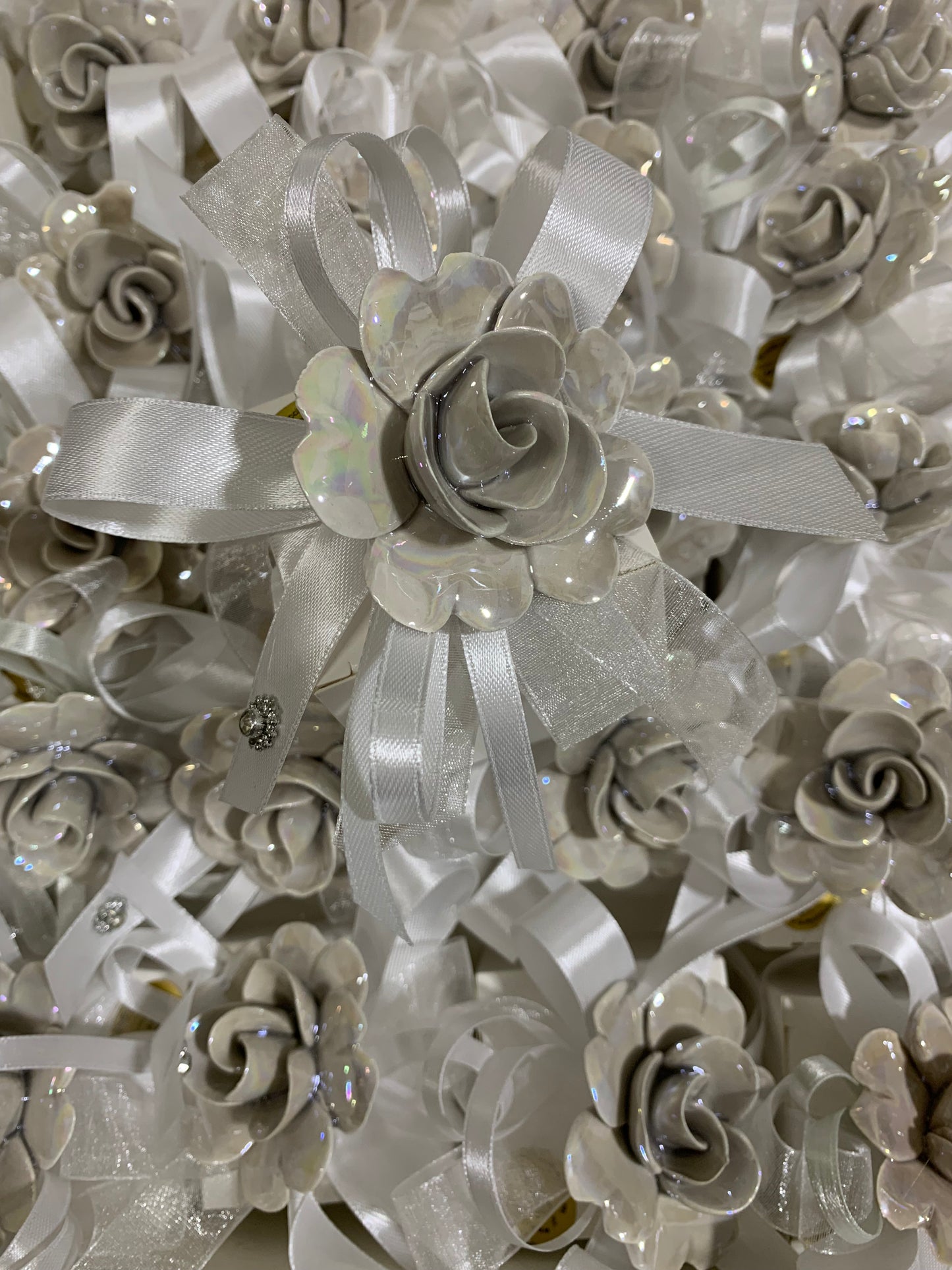 Fiore grigio madreperla confezionato su scatola portaconfetti