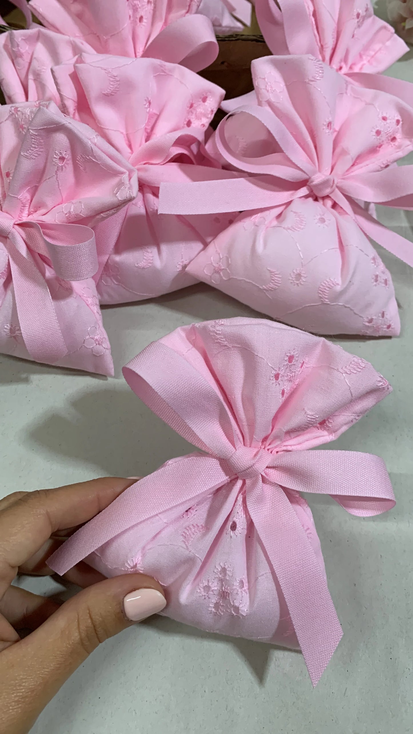 Sacchetto in pizzo sangallo confetti inclusi