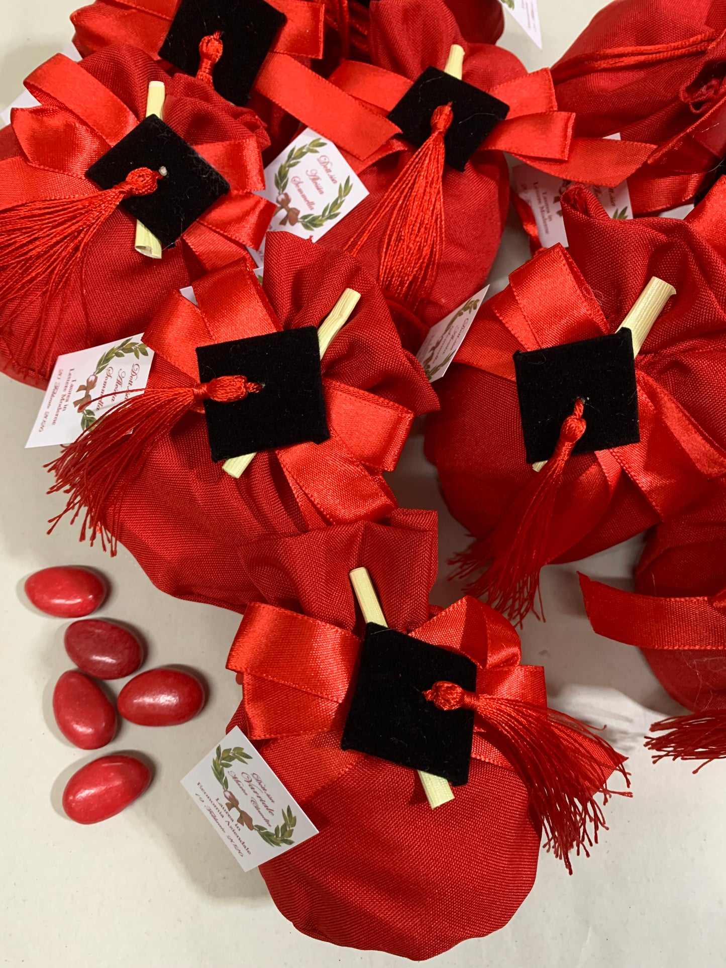 Sacchetto rosso laurea con tocco nero avanti