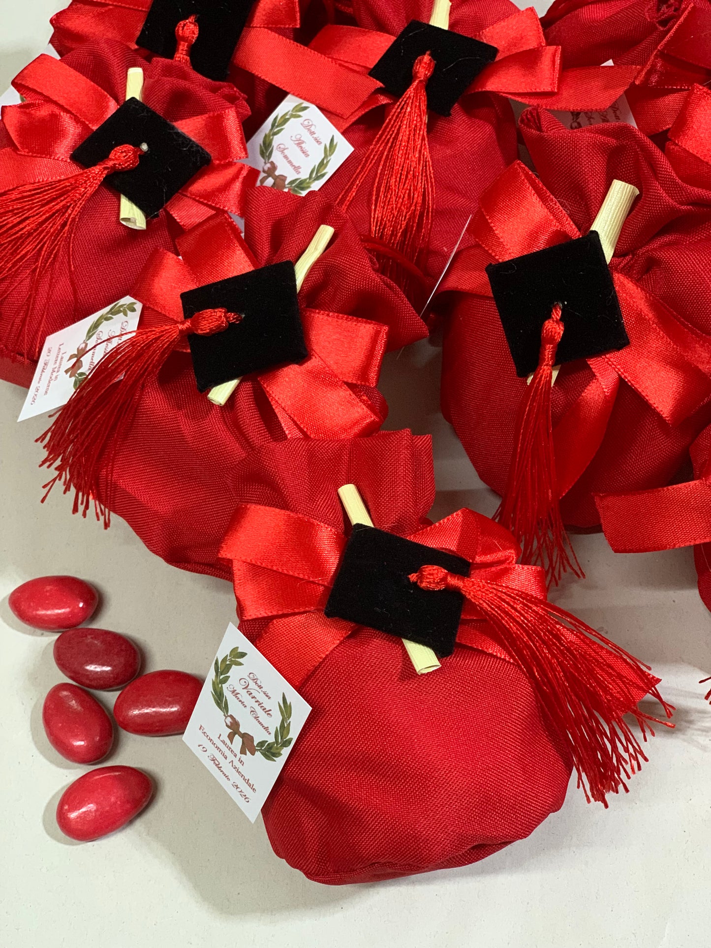 Sacchetto rosso laurea con tocco nero avanti