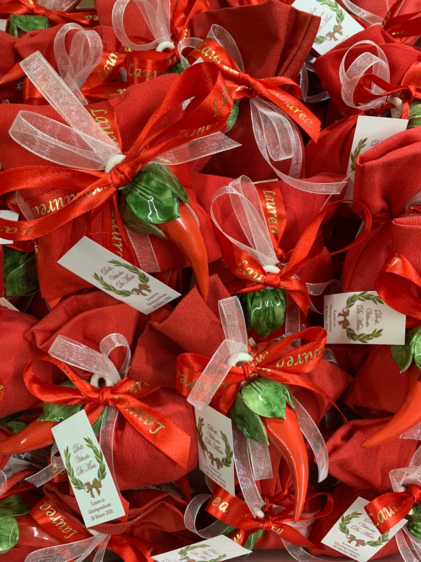 Corno peperoncino piccolo con foglie