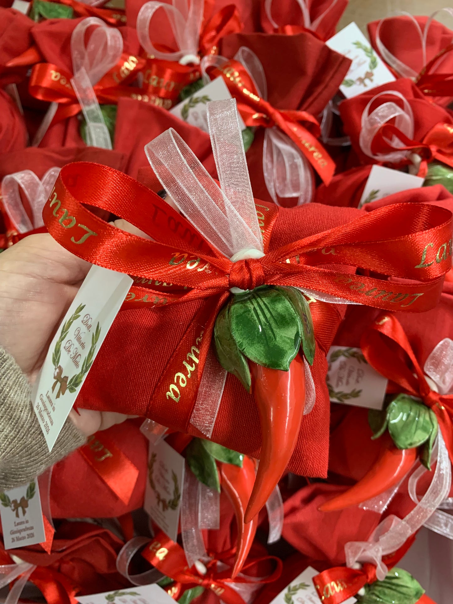 Corno peperoncino piccolo con foglie