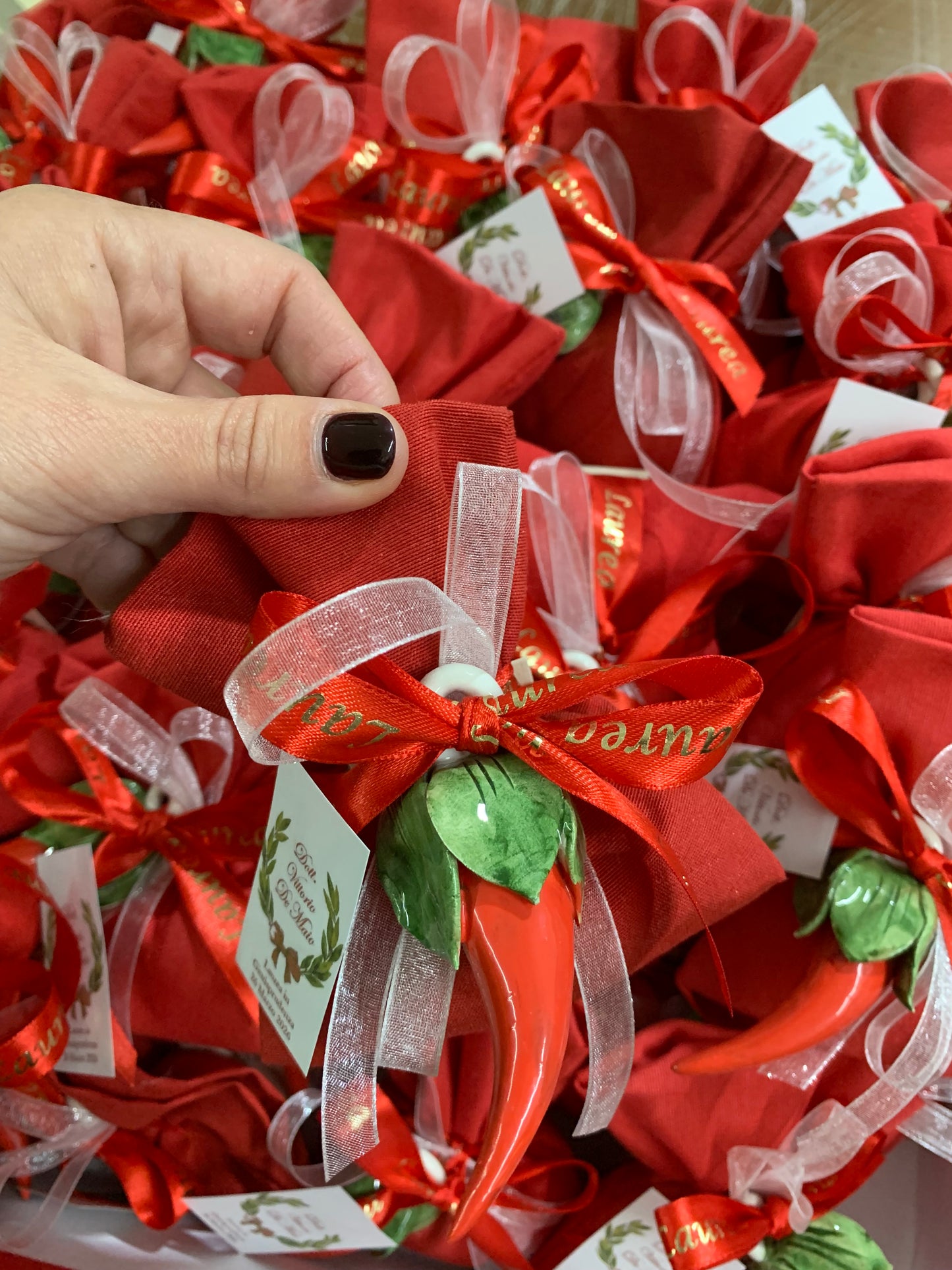 Corno peperoncino piccolo con foglie