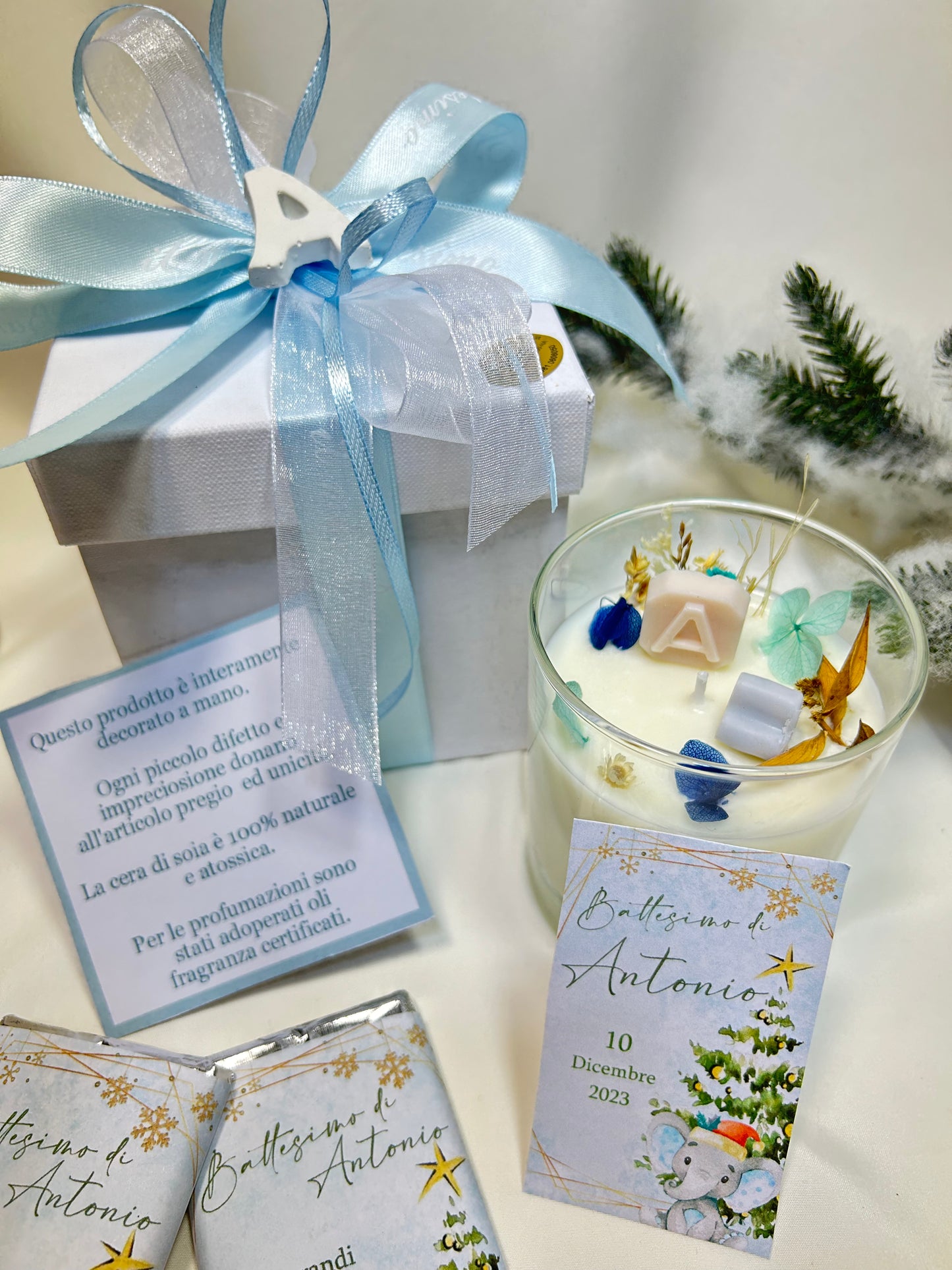 candela in cera con bicchiere con iniziale e segnaposto tavoletta di cioccolato