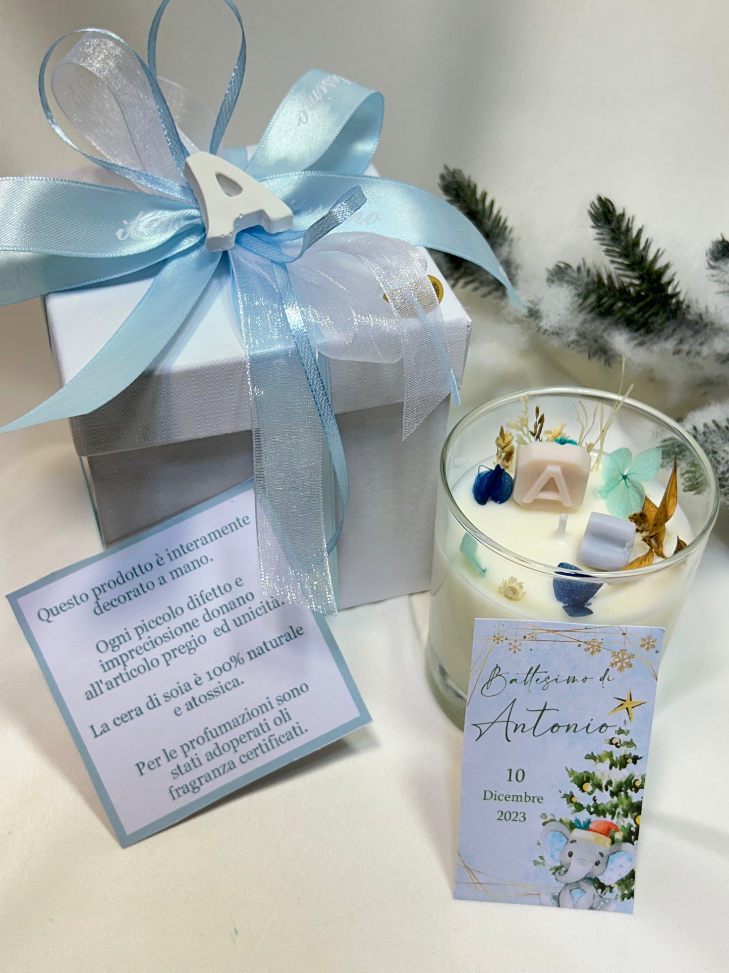 candela in cera con bicchiere con iniziale e segnaposto tavoletta di cioccolato