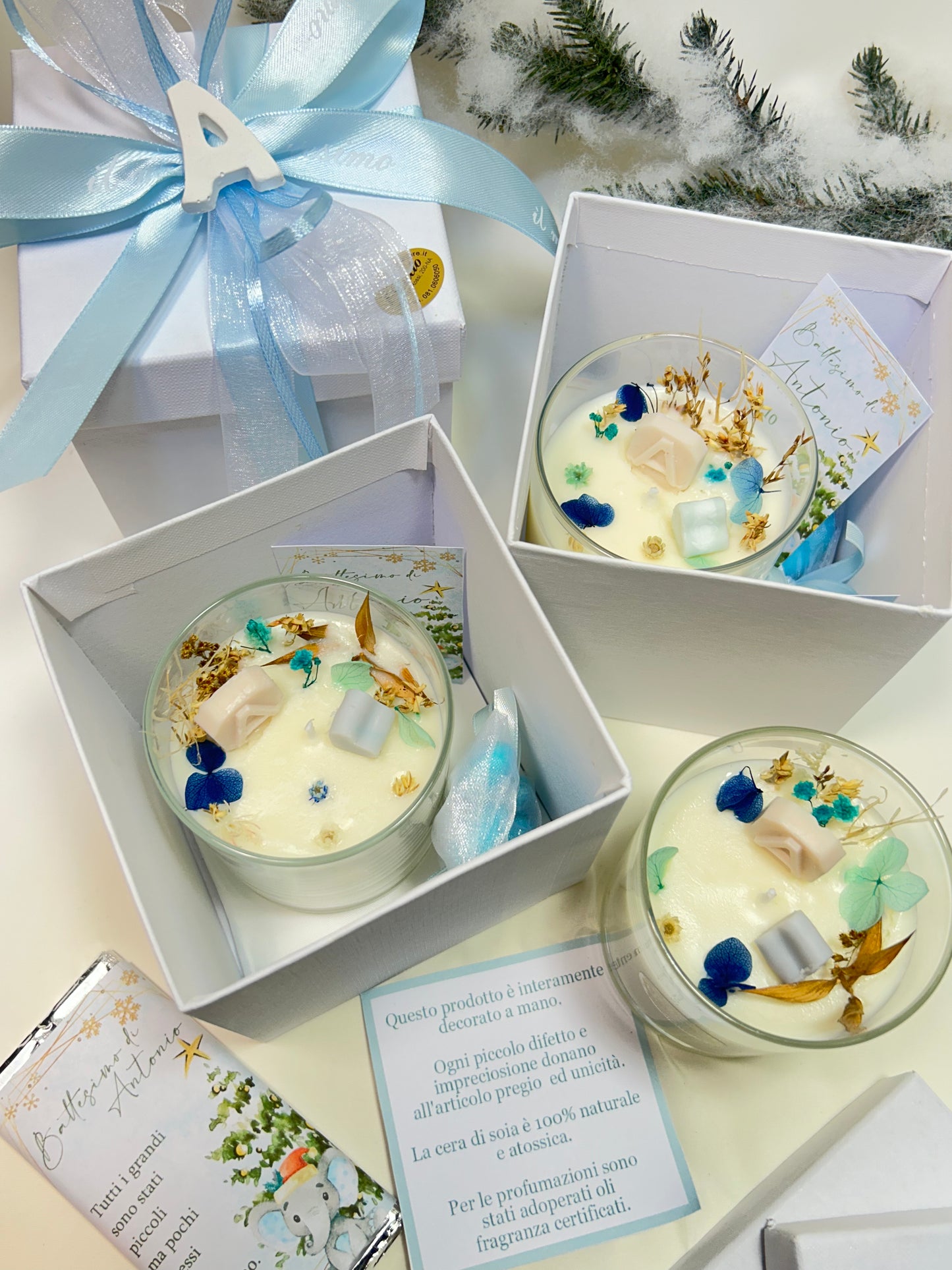 candela in cera con bicchiere con iniziale e segnaposto tavoletta di cioccolato