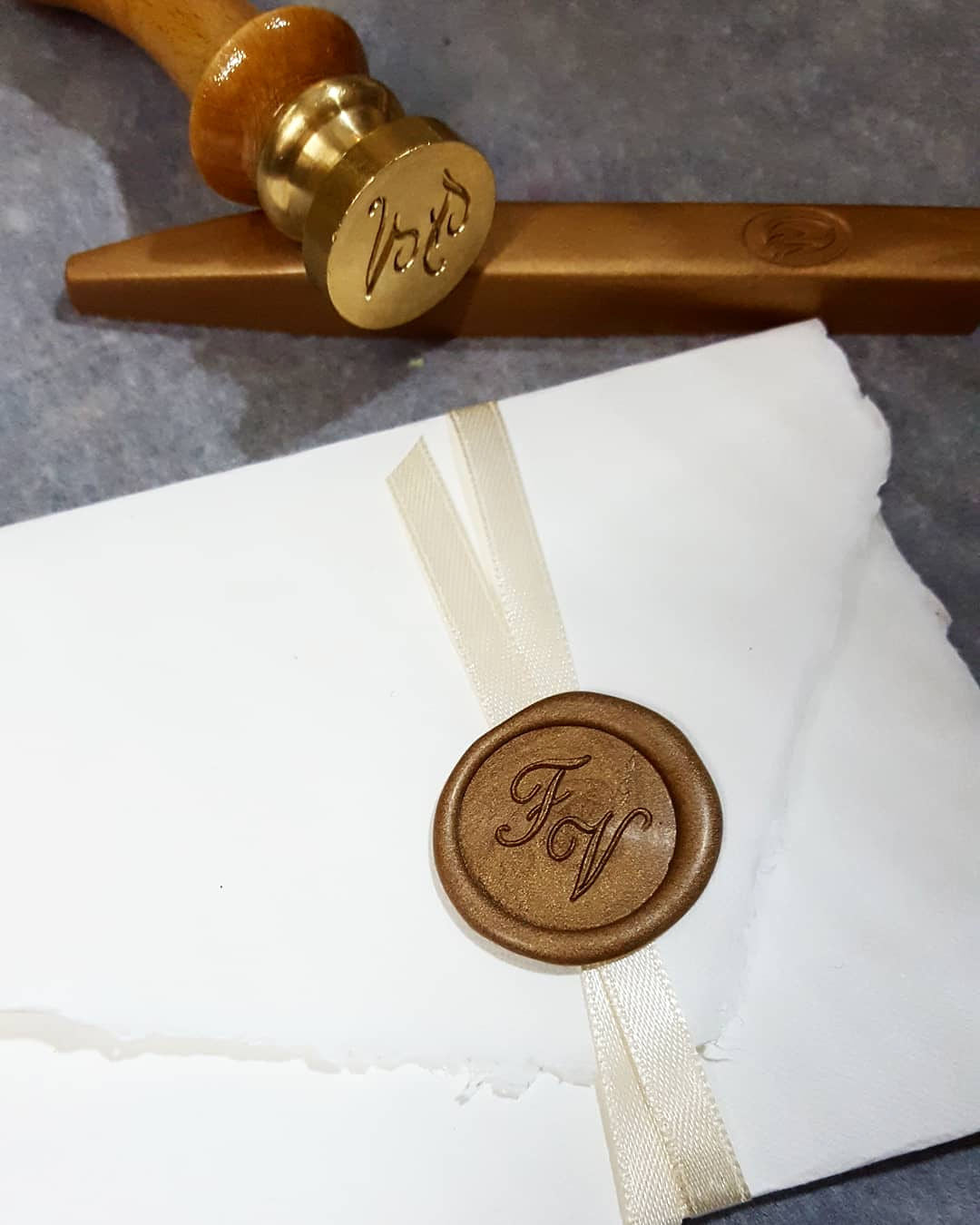Partecipazione in carta Amalfi con sigillo e nastro a scelta