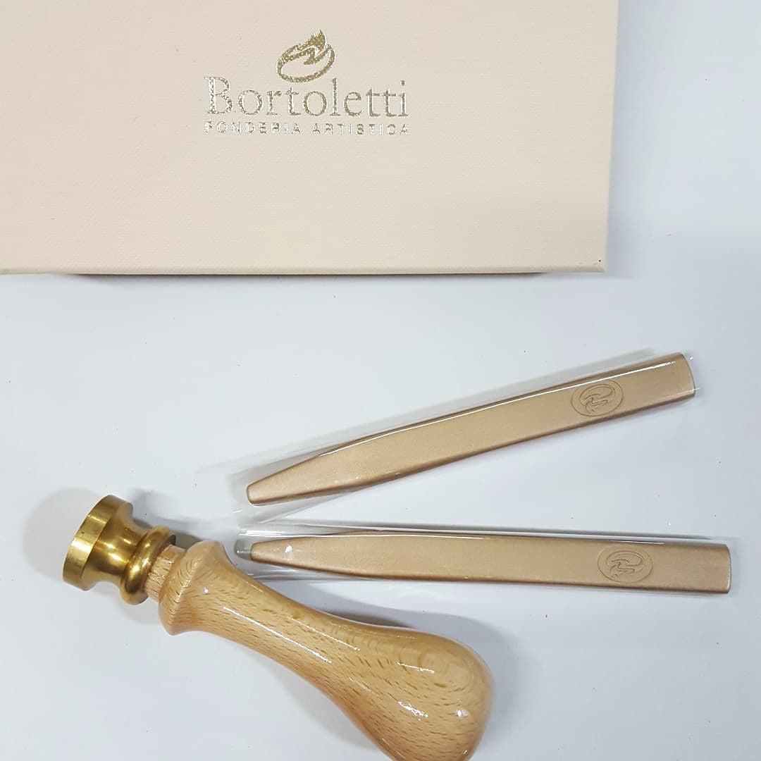 partecipazione carta Amalfi con sigillo, nastro a scelta e fiori a scelta