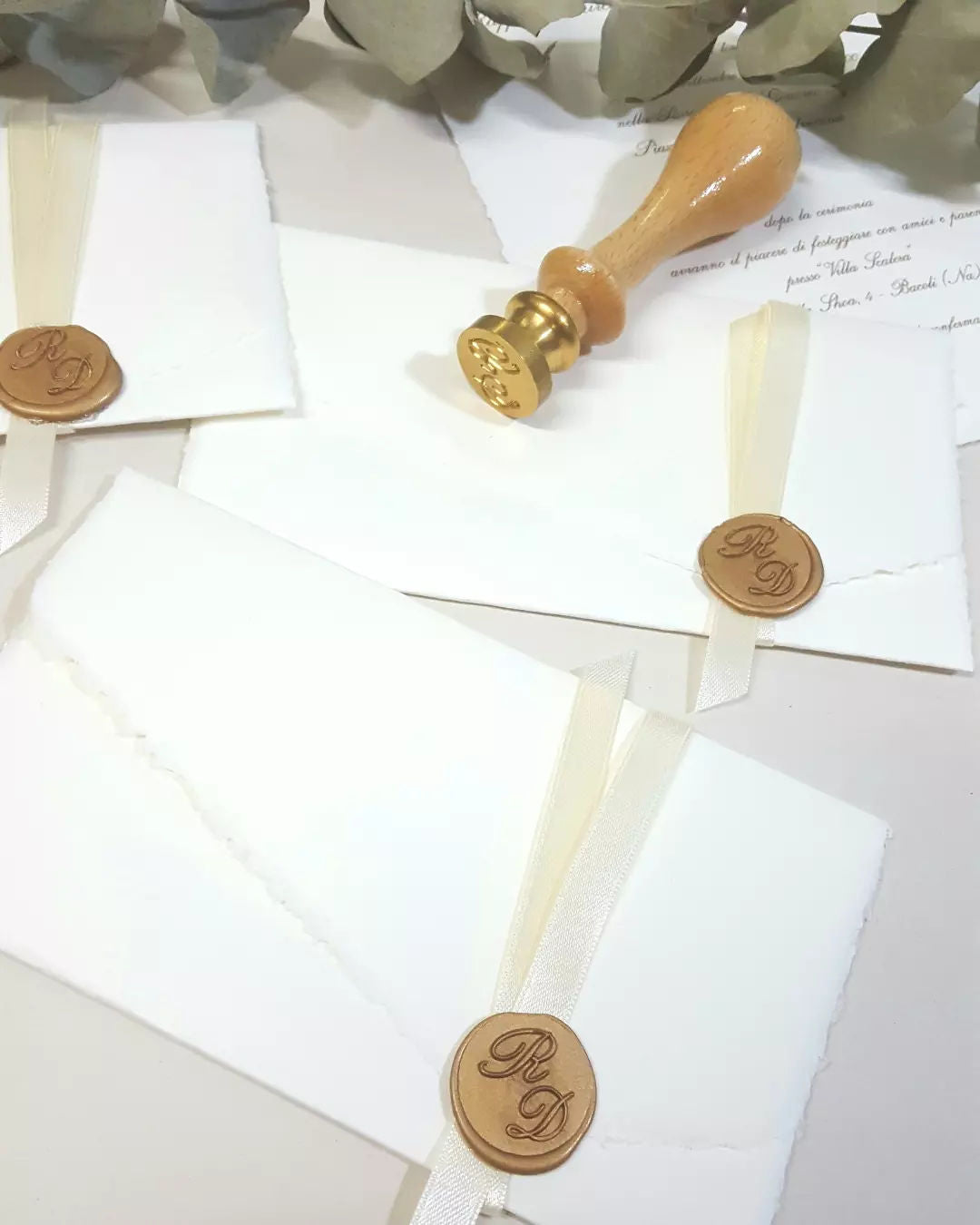 Partecipazione in carta Amalfi con sigillo e nastro a scelta