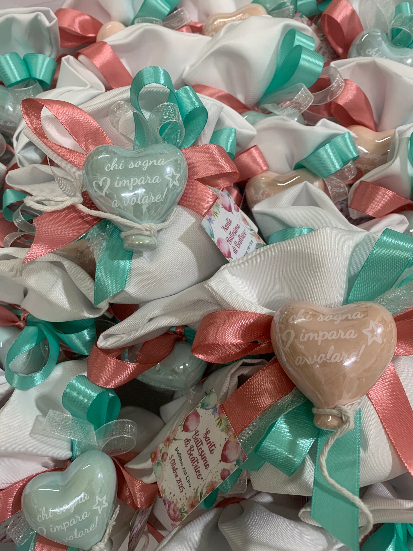 cuore magnete confezionato su sacchetto con confetti