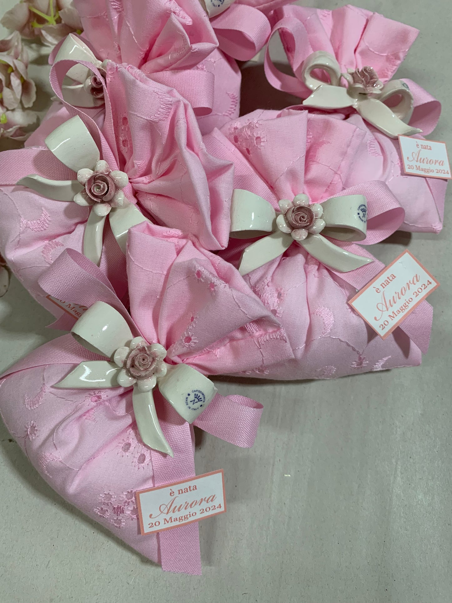 Fiocchetto in ceramica con rosa confezionato