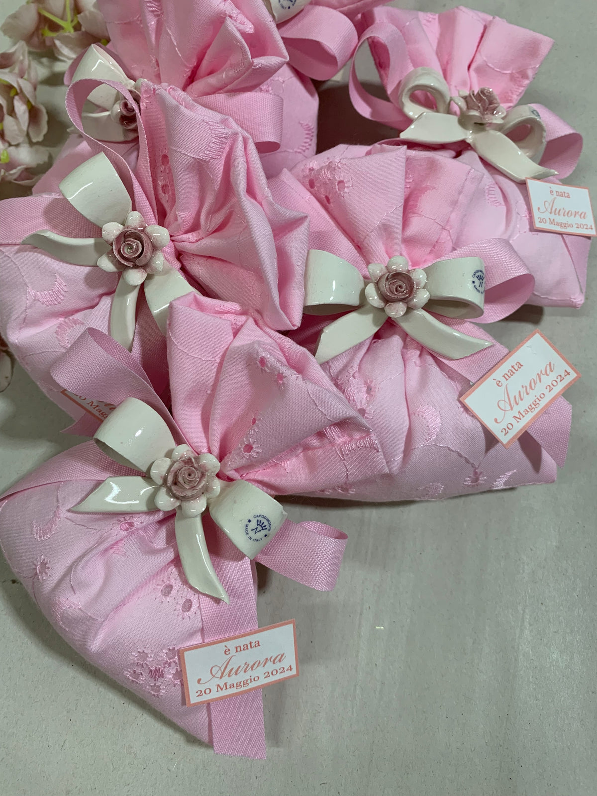 Fiocchetto in ceramica con rosa confezionato