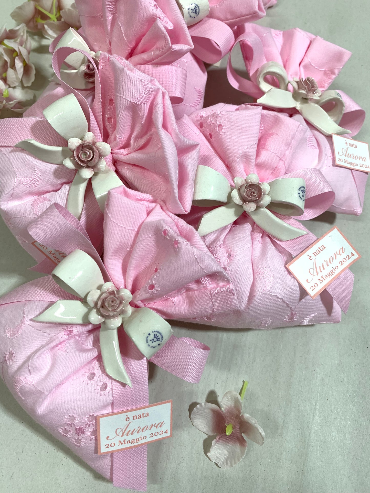 Fiocchetto in ceramica con rosa confezionato