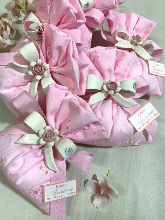 Fiocchetto in ceramica con rosa confezionato