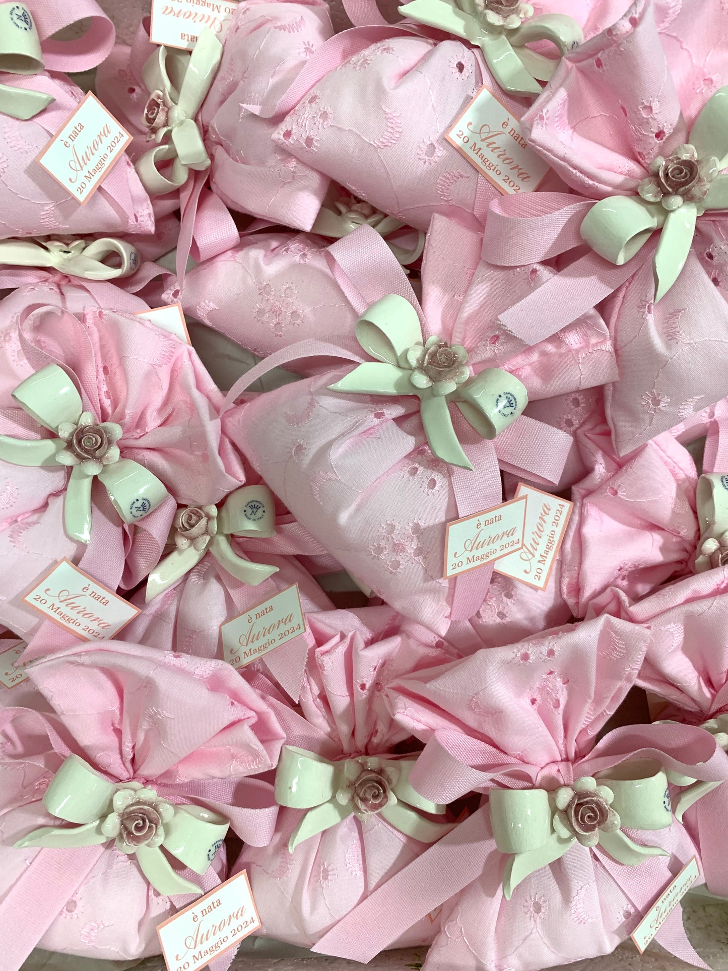 Fiocchetto in ceramica con rosa confezionato