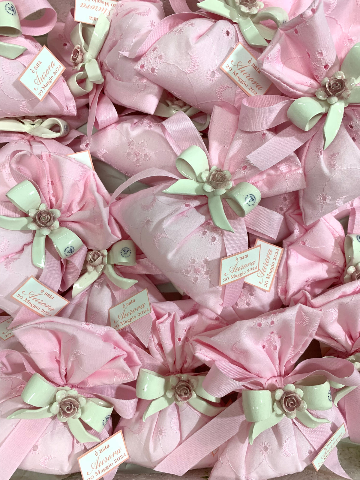 Fiocchetto in ceramica con rosa confezionato