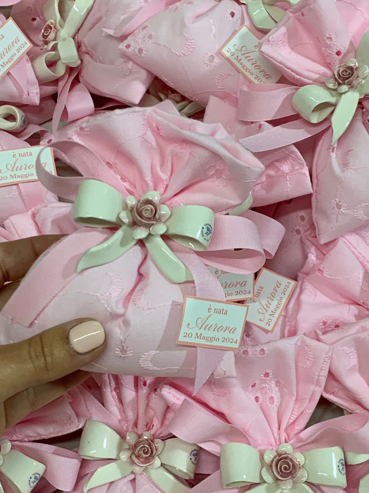 Fiocchetto in ceramica con rosa confezionato