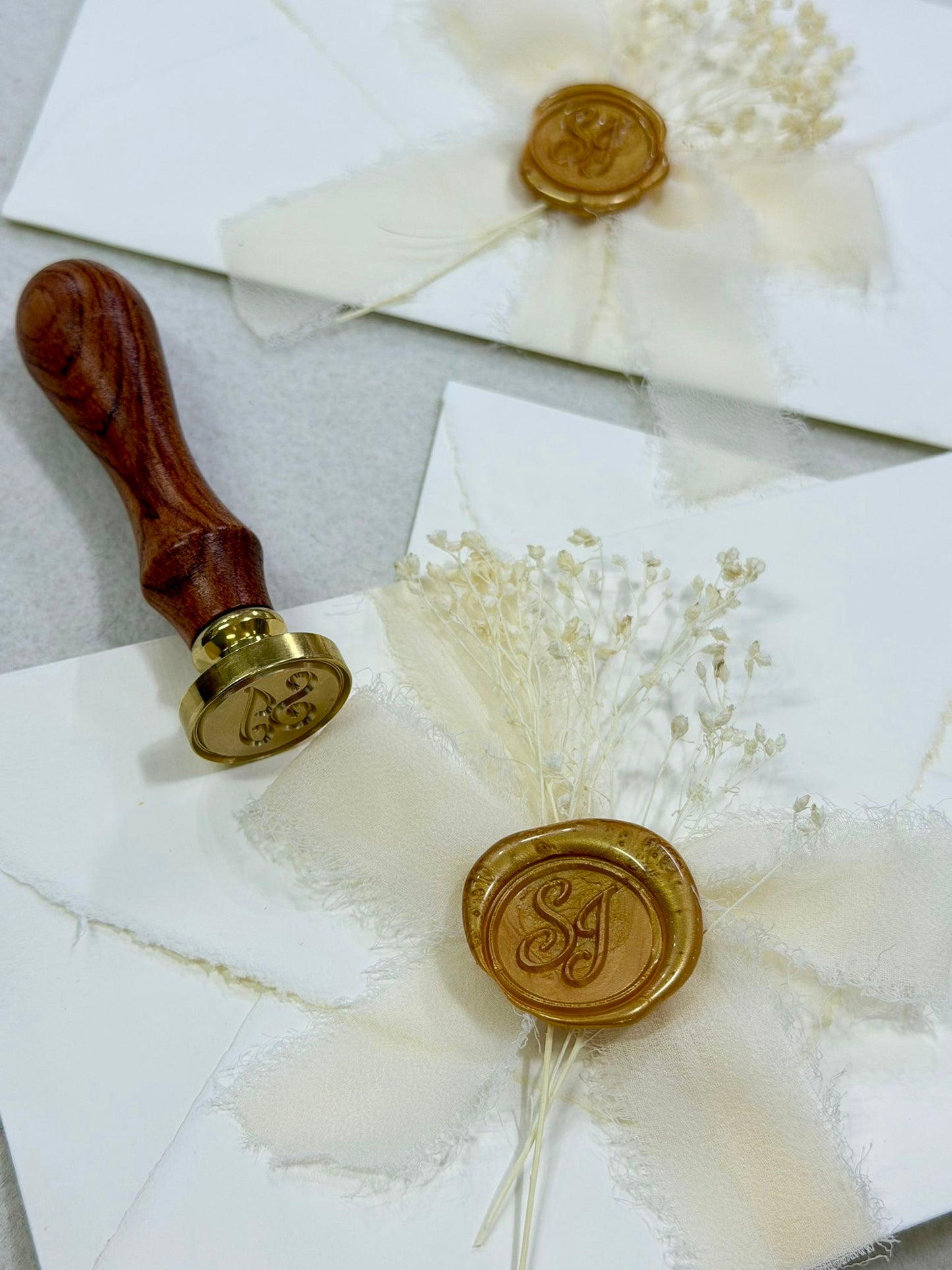 Partecipazione carta Amalfi con sigillo nebbiolina e nastro di chiffon