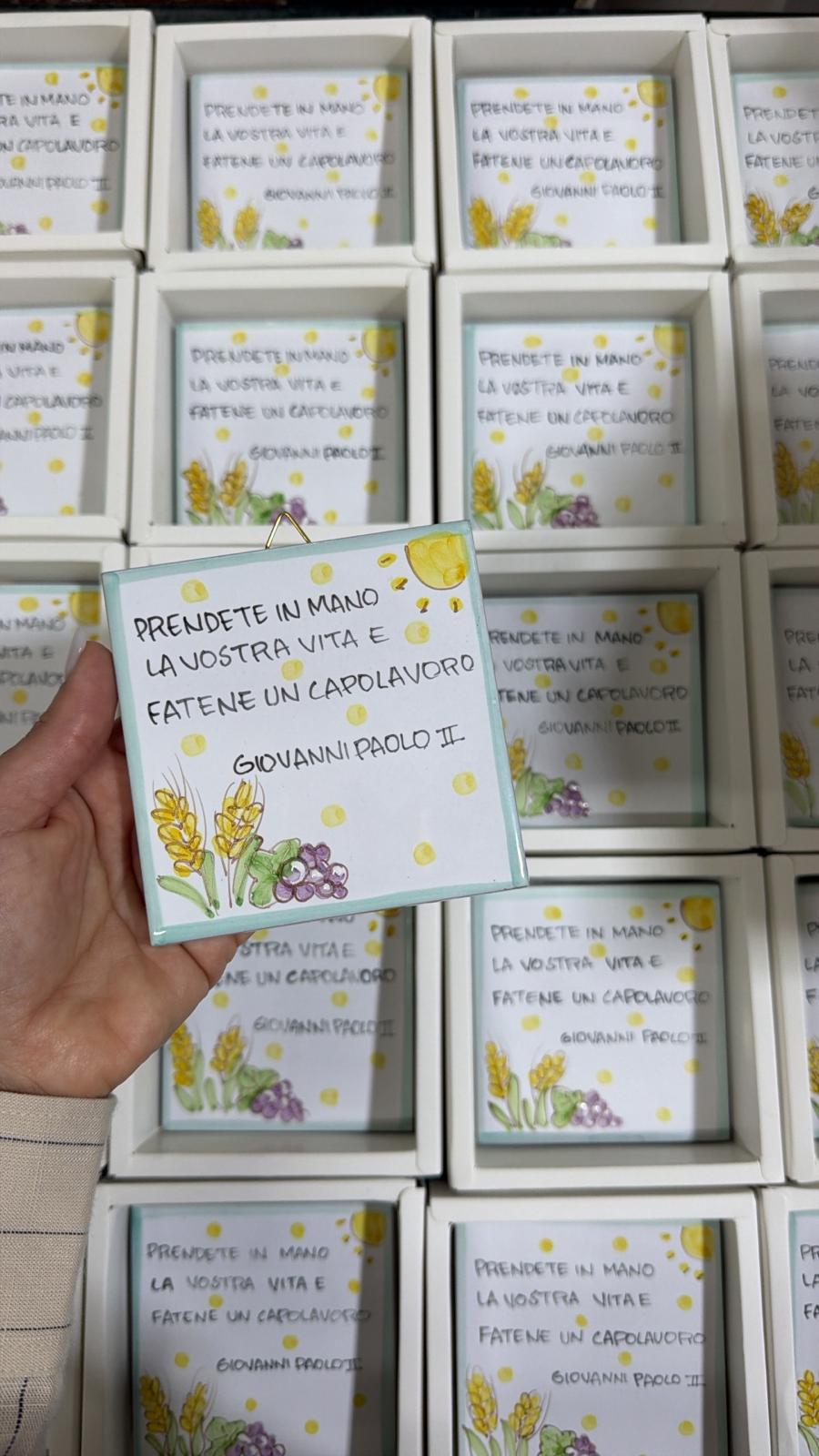 Mattonella vietrese 10x10cm personalizzata confezionata in scatola trasparente