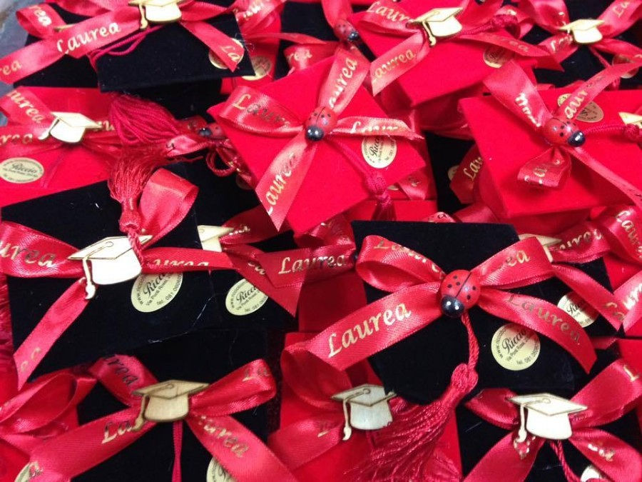 tocco rosso laurea con nappina